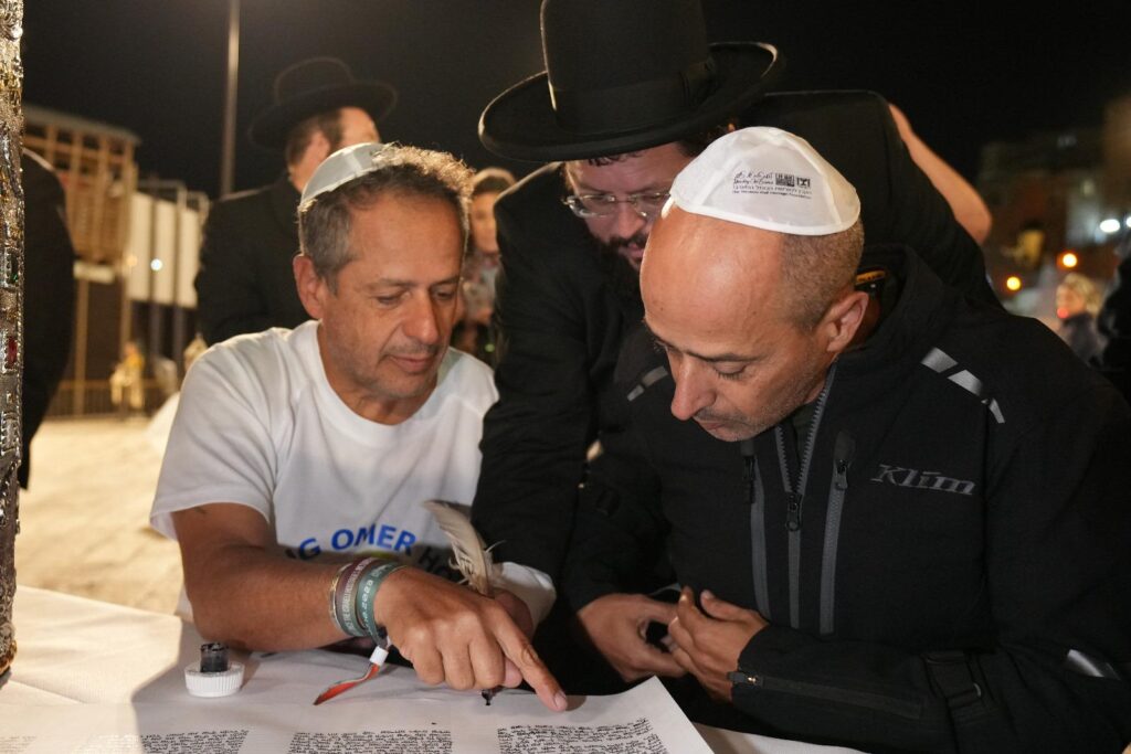 טקס מעמד תחילת כתיבת חמישים ספרי תורה להצלת החטופים