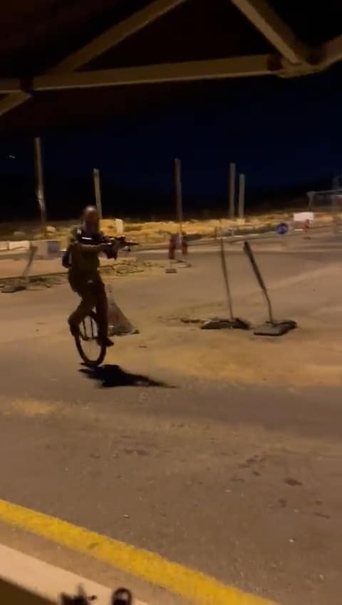 בצומת המסוכן: הלוחם מיצהר רכב על חד אופן עם נשק שלוף