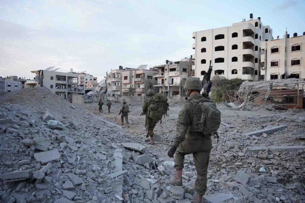 צפו: הלוחמים חיסלו מחבלים - השייטת תקפה באלפי חימושים