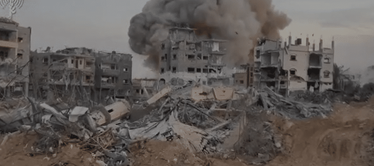 מהיבשה ומהאוויר: הטנק הממוגן בעולם מפגיז את חמאס