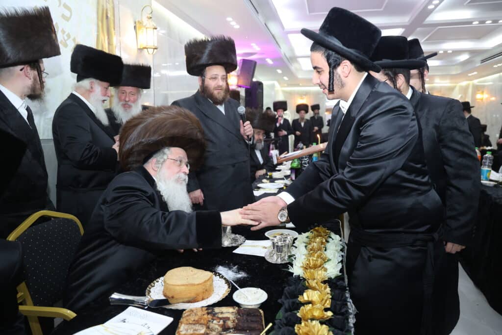 גלריה: מעמד קביעת מזוזות לישיבת 'אורה של תורה'