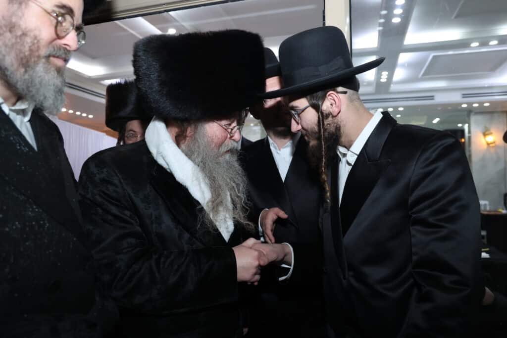 גלריה: מעמד קביעת מזוזות לישיבת 'אורה של תורה'