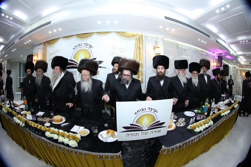 גלריה: מעמד קביעת מזוזות לישיבת 'אורה של תורה'