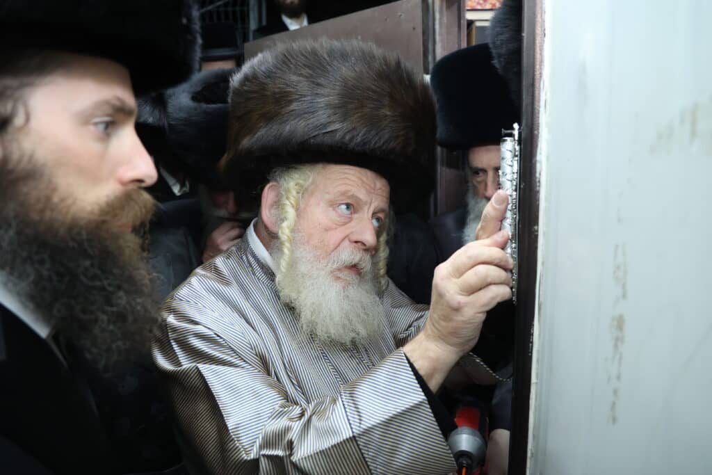 גלריה: מעמד קביעת מזוזות לישיבת 'אורה של תורה'