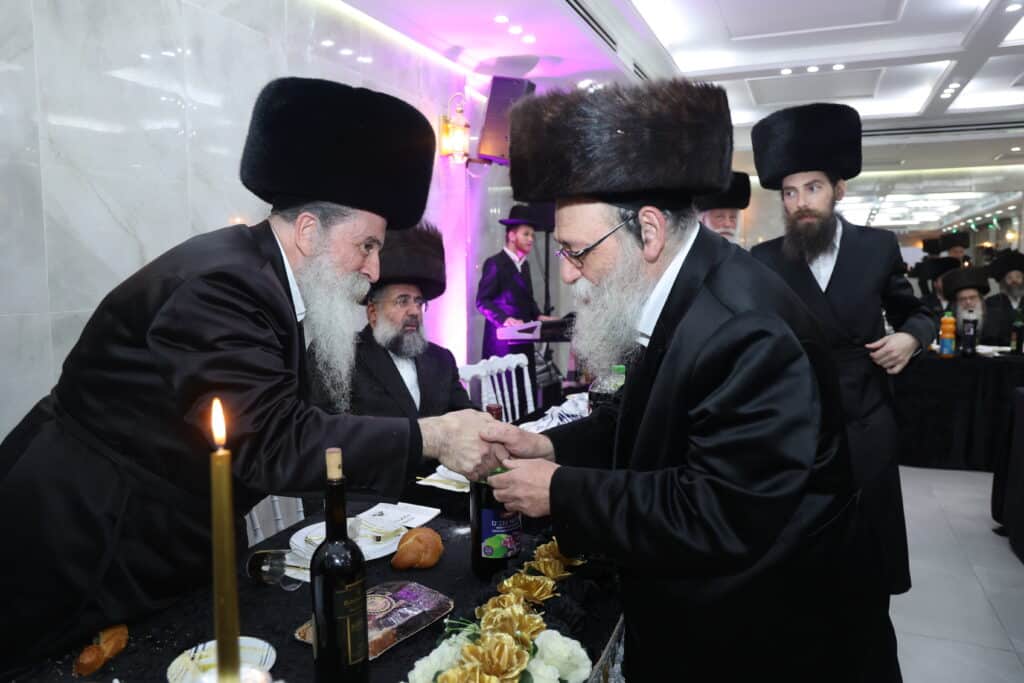 גלריה: מעמד קביעת מזוזות לישיבת 'אורה של תורה'