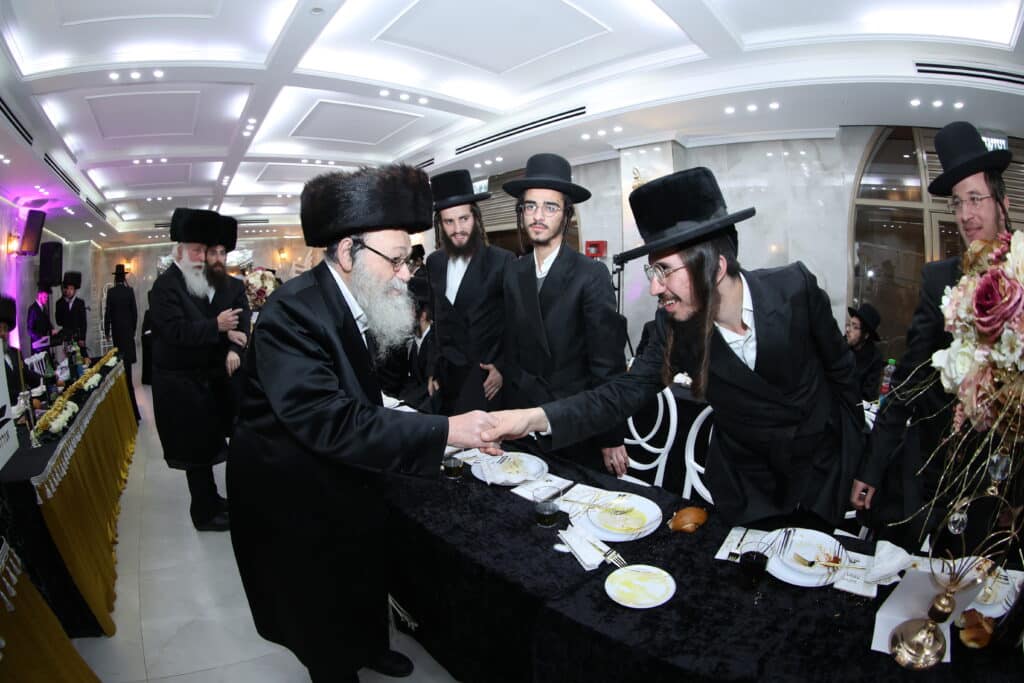 גלריה: מעמד קביעת מזוזות לישיבת 'אורה של תורה'