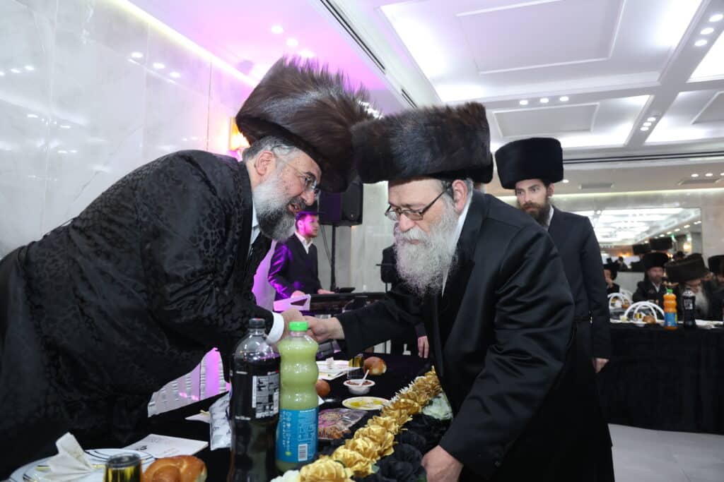 גלריה: מעמד קביעת מזוזות לישיבת 'אורה של תורה'