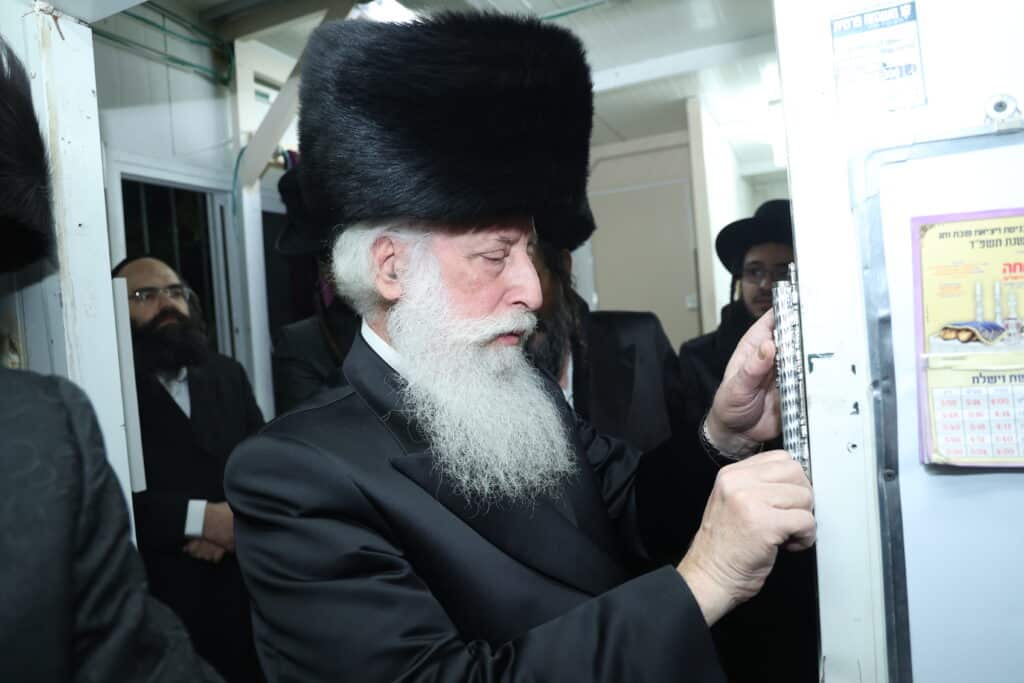 גלריה: מעמד קביעת מזוזות לישיבת 'אורה של תורה'