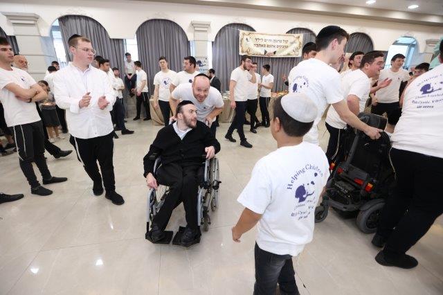עשרות ילדים ובני משפחותיהם במסיבת חנוכה של 'חיים לילד'