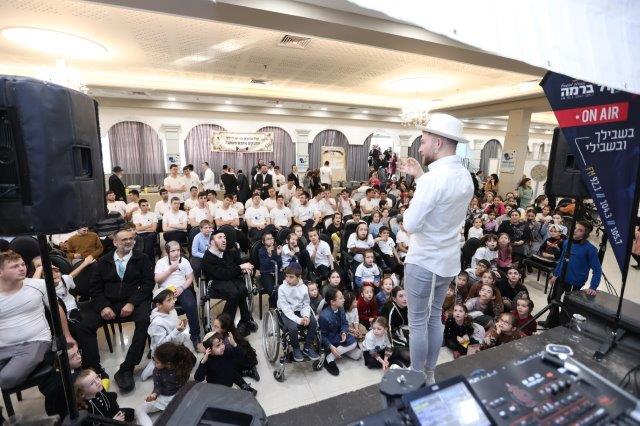 עשרות ילדים ובני משפחותיהם במסיבת חנוכה של 'חיים לילד'