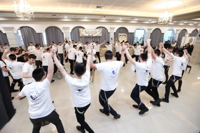 עשרות ילדים ובני משפחותיהם במסיבת חנוכה של 'חיים לילד'