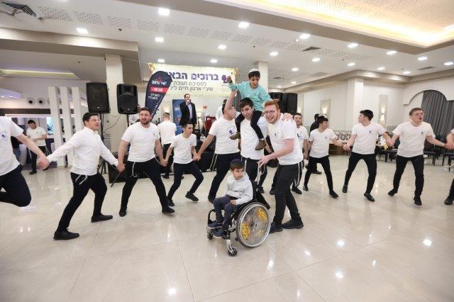 עשרות ילדים ובני משפחותיהם במסיבת חנוכה של 'חיים לילד'