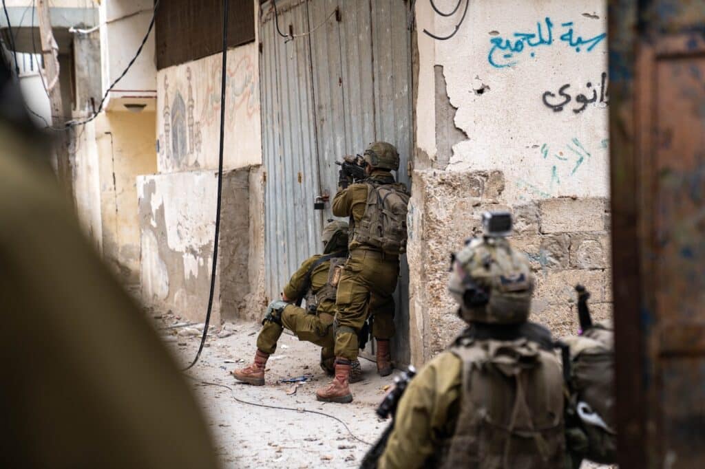 אמל"ח מתחת לשמיכות ולוחית רישוי צהובה: זה מה שמצאו הלוחמים