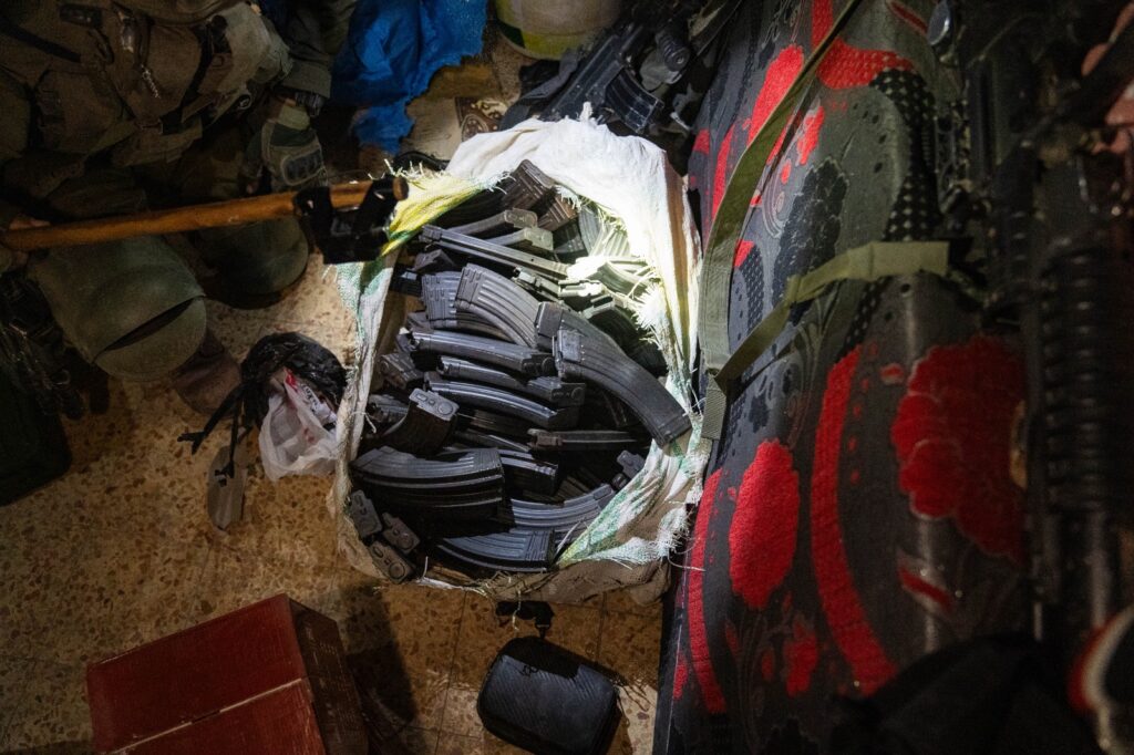 אמל"ח מתחת לשמיכות ולוחית רישוי צהובה: זה מה שמצאו הלוחמים