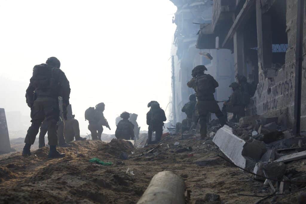 באוויר בים וביבשה: חוליות מחבלים חוסלו - נתפס ציוד של האו"ם