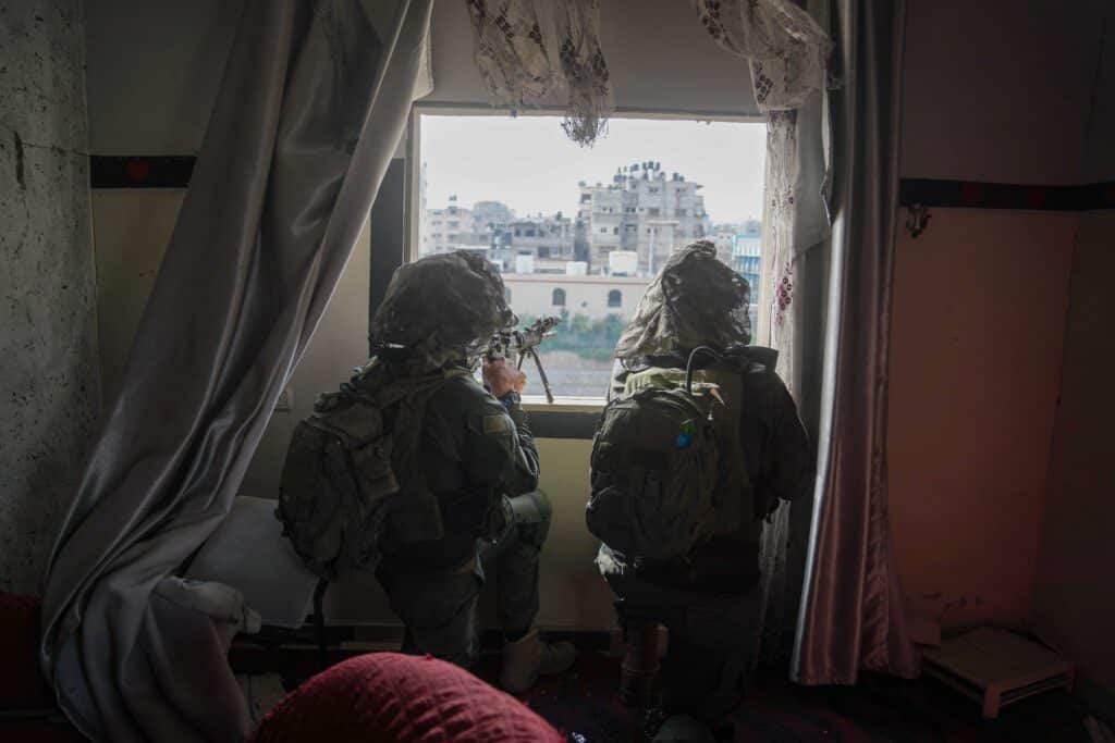 באוויר בים וביבשה: חוליות מחבלים חוסלו - נתפס ציוד של האו"ם