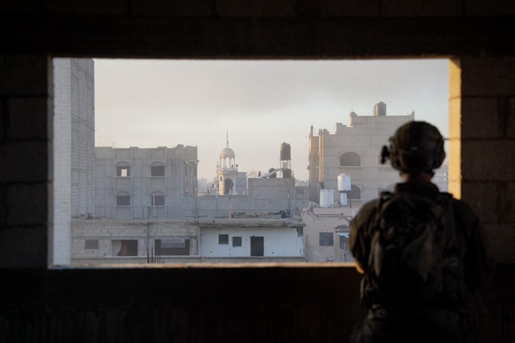 באוויר בים וביבשה: חוליות מחבלים חוסלו - נתפס ציוד של האו"ם