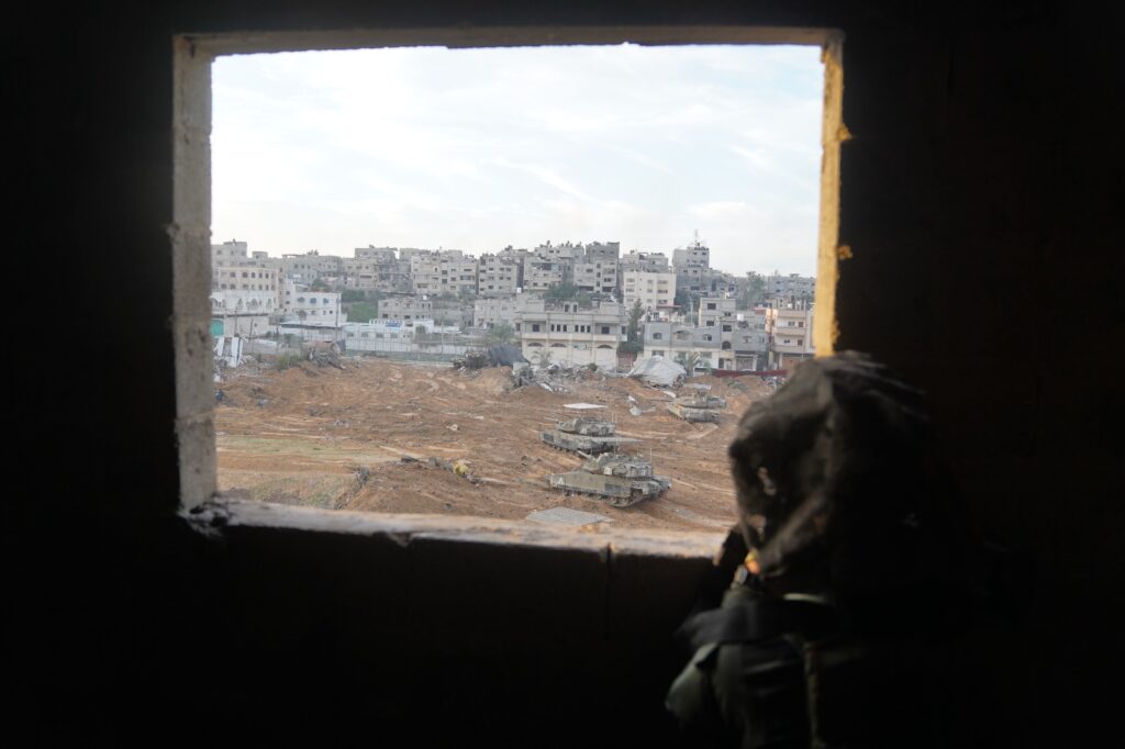 באוויר בים וביבשה: חוליות מחבלים חוסלו - נתפס ציוד של האו"ם