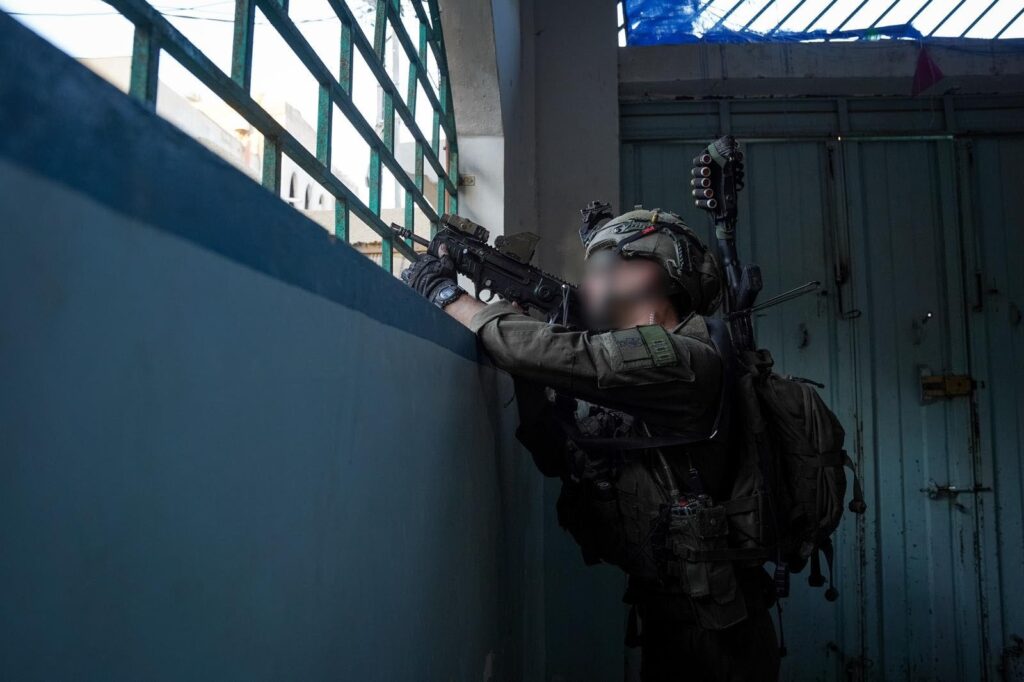 באוויר בים וביבשה: חוליות מחבלים חוסלו - נתפס ציוד של האו"ם