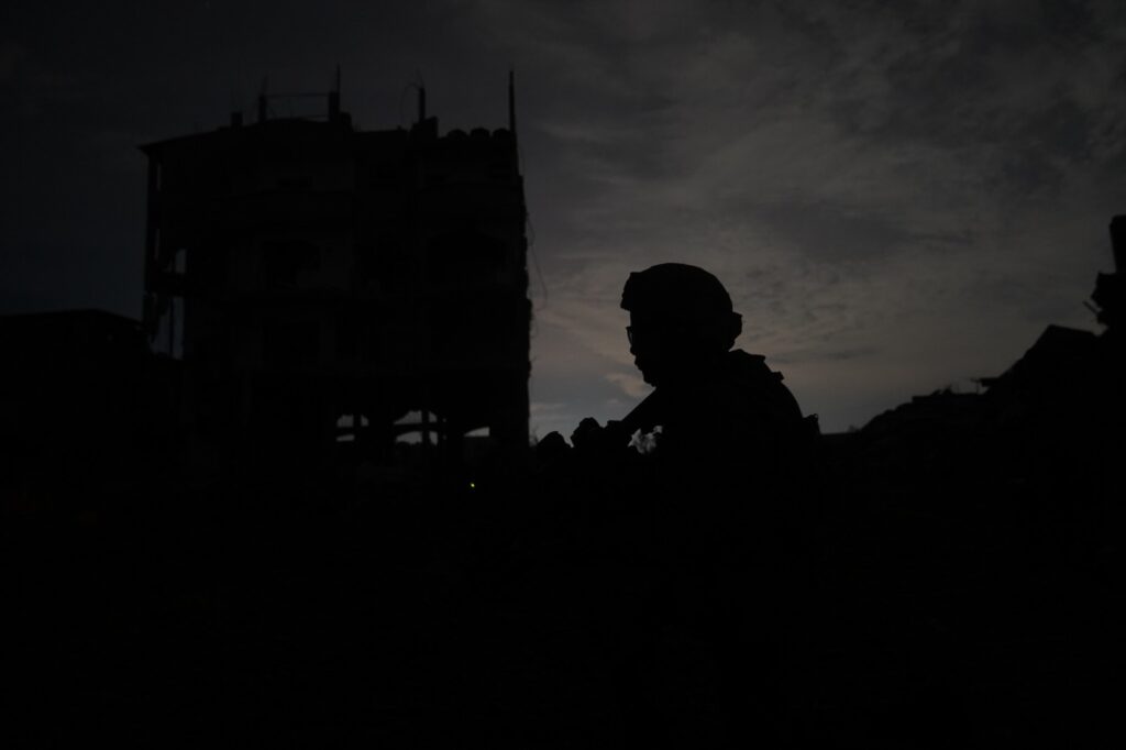 באוויר בים וביבשה: חוליות מחבלים חוסלו - נתפס ציוד של האו"ם