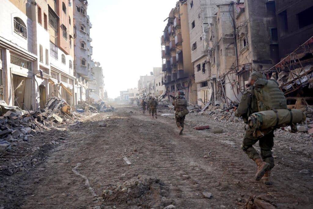 באוויר בים וביבשה: חוליות מחבלים חוסלו - נתפס ציוד של האו"ם