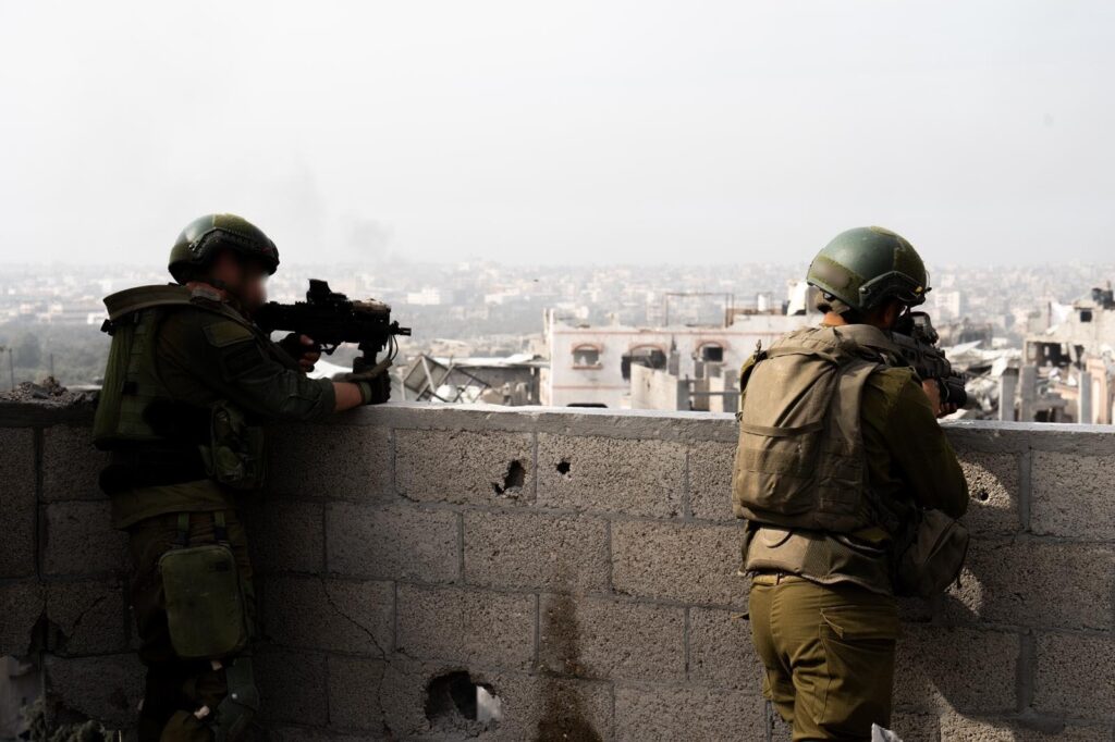 באוויר בים וביבשה: חוליות מחבלים חוסלו - נתפס ציוד של האו"ם