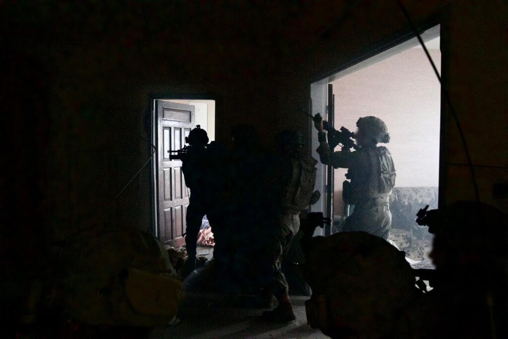 באוויר בים וביבשה: חוליות מחבלים חוסלו - נתפס ציוד של האו"ם