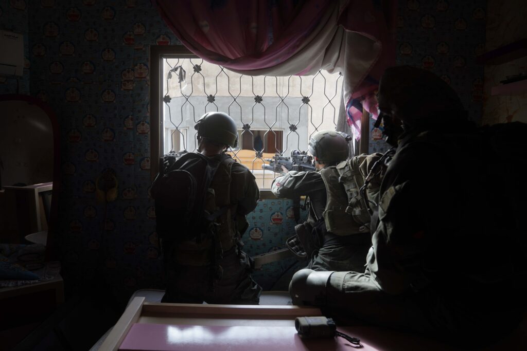 באוויר בים וביבשה: חוליות מחבלים חוסלו - נתפס ציוד של האו"ם