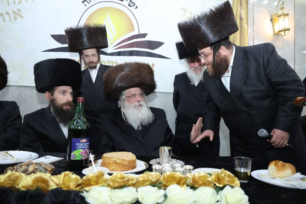 גלריה: מעמד קביעת מזוזות לישיבת 'אורה של תורה'