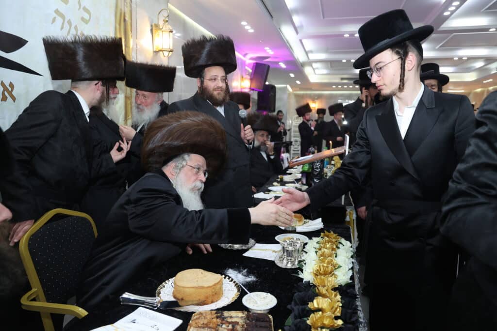 גלריה: מעמד קביעת מזוזות לישיבת 'אורה של תורה'