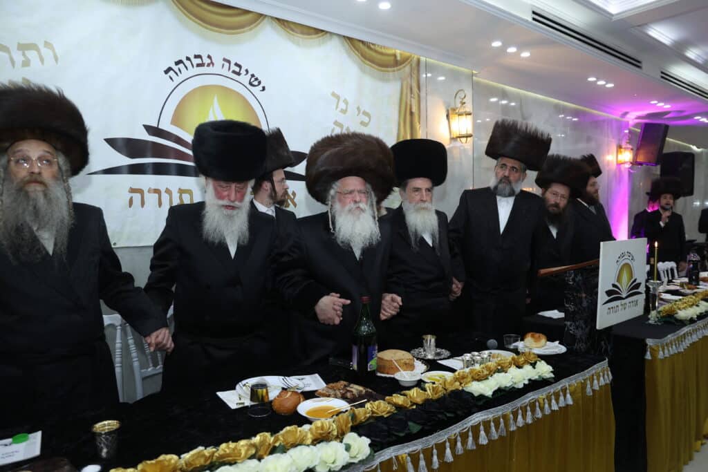 גלריה: מעמד קביעת מזוזות לישיבת 'אורה של תורה'