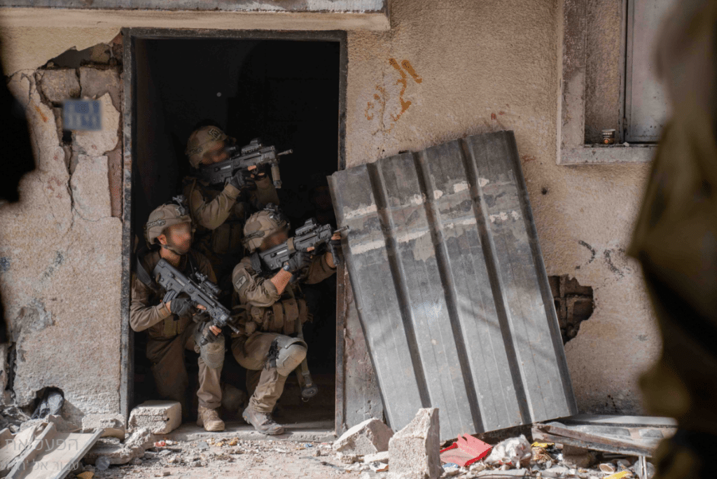 בין פירים לבתים ממולכדים: תיעוד מתוך הרצועה