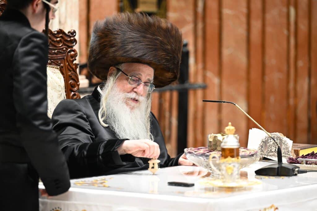 להודות ולהלל: חנוכה בחסידות צאנז