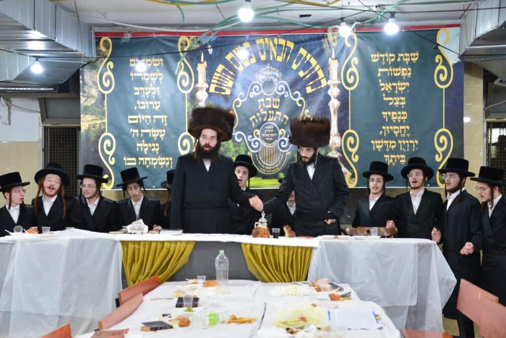 תלמידי ישיבת בעלזא באשדוד התאספו ל'שבת התעלות' אדירה תלמידי ישיבת בעלזא באשדוד התאספו ל'שבת התעלות' אדירה