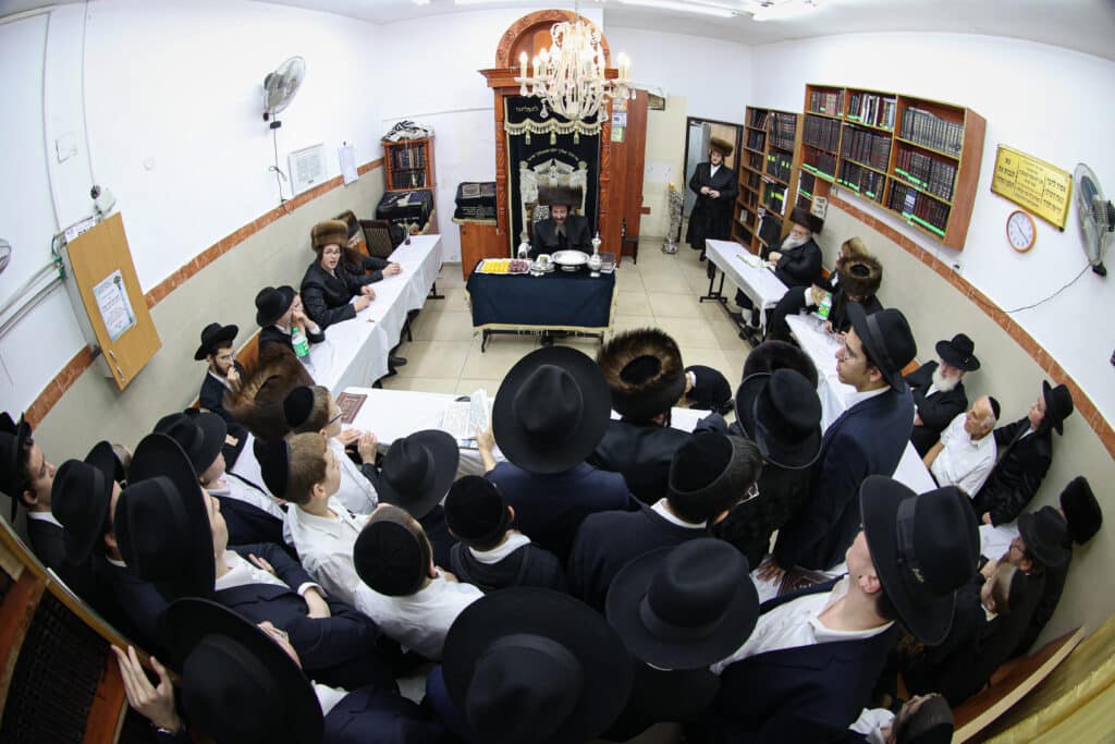 מעמד הדלקת נר חנוכה ושולה"ט בחצר הקודש ספינקא