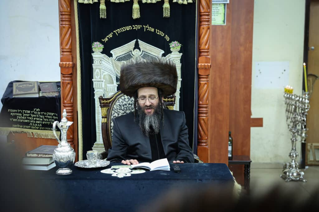 מעמד הדלקת נר חנוכה ושולה"ט בחצר הקודש ספינקא