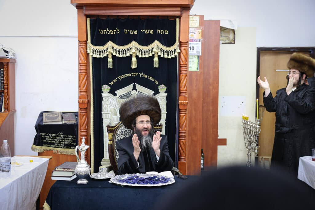 מעמד הדלקת נר חנוכה ושולה"ט בחצר הקודש ספינקא