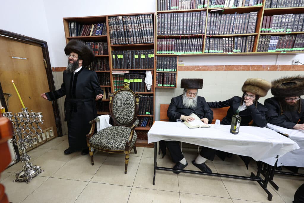 מעמד הדלקת נר חנוכה ושולה"ט בחצר הקודש ספינקא