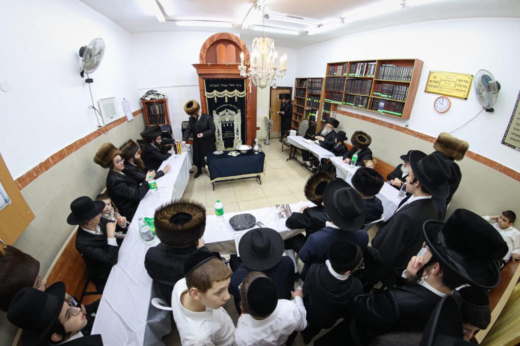 מעמד הדלקת נר חנוכה ושולה"ט בחצר הקודש ספינקא