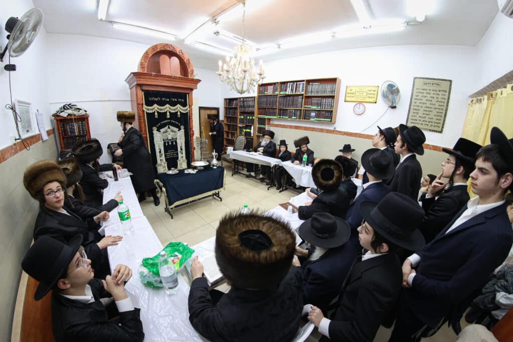 מעמד הדלקת נר חנוכה ושולה"ט בחצר הקודש ספינקא