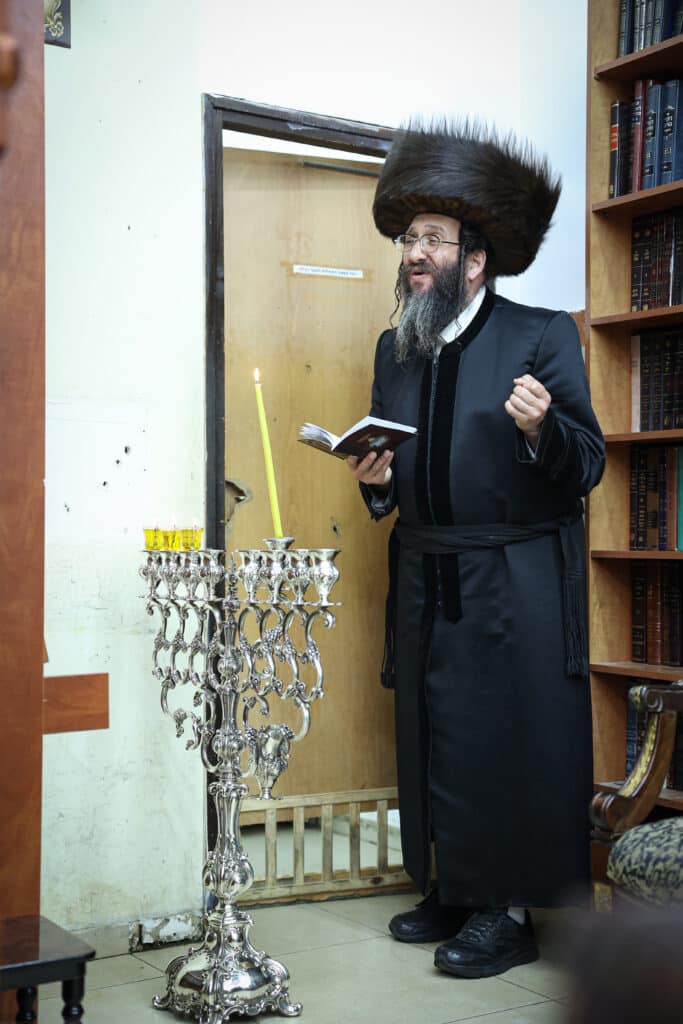 מעמד הדלקת נר חנוכה ושולה"ט בחצר הקודש ספינקא