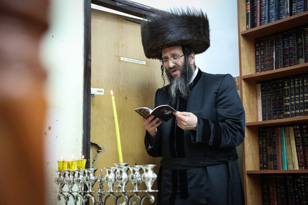 מעמד הדלקת נר חנוכה ושולה"ט בחצר הקודש ספינקא