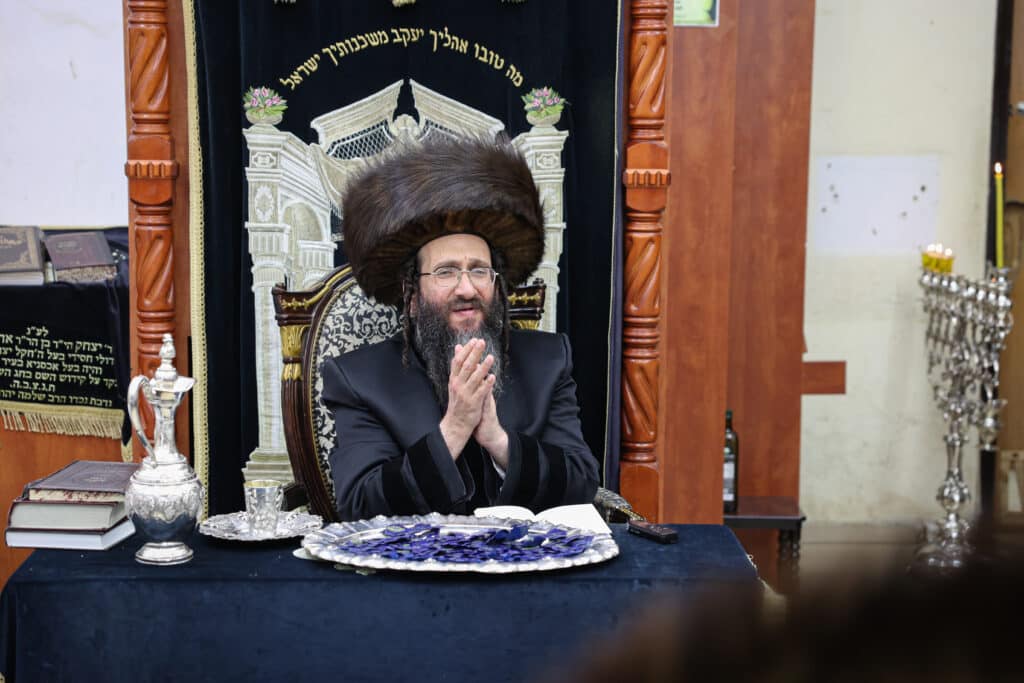 מעמד הדלקת נר חנוכה ושולה"ט בחצר הקודש ספינקא