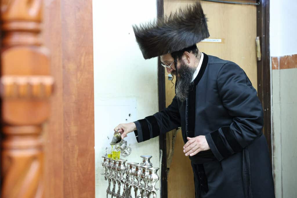 מעמד הדלקת נר חנוכה ושולה"ט בחצר הקודש ספינקא