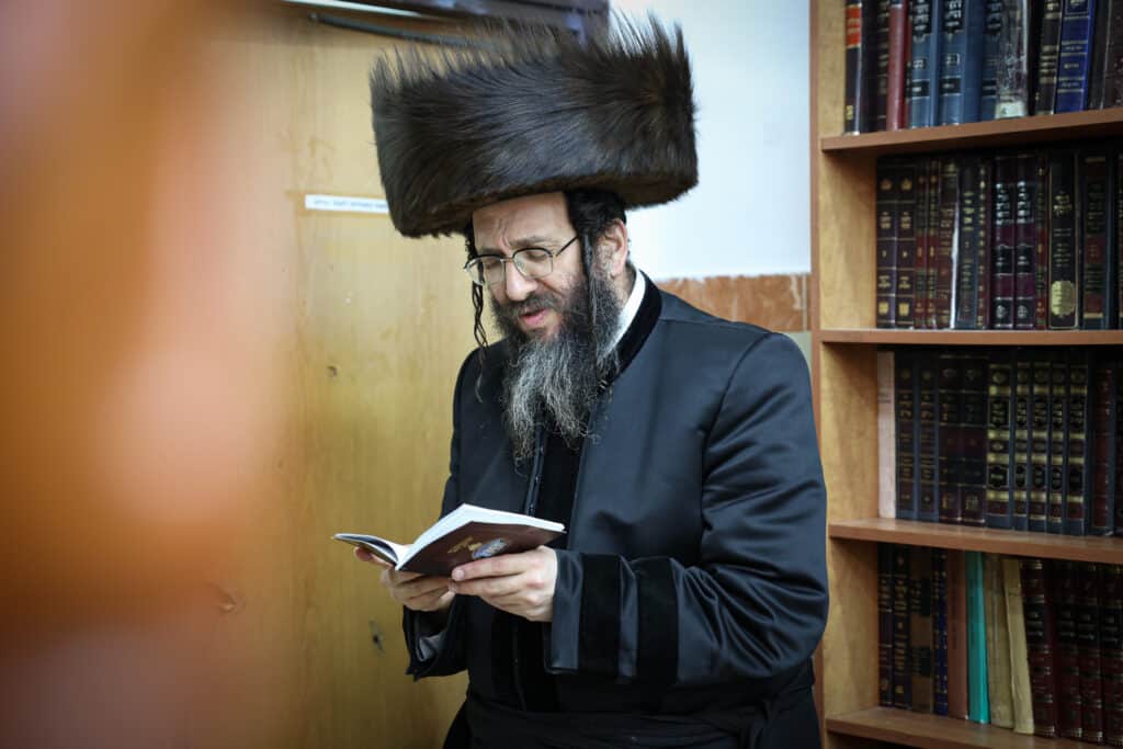 מעמד הדלקת נר חנוכה ושולה"ט בחצר הקודש ספינקא