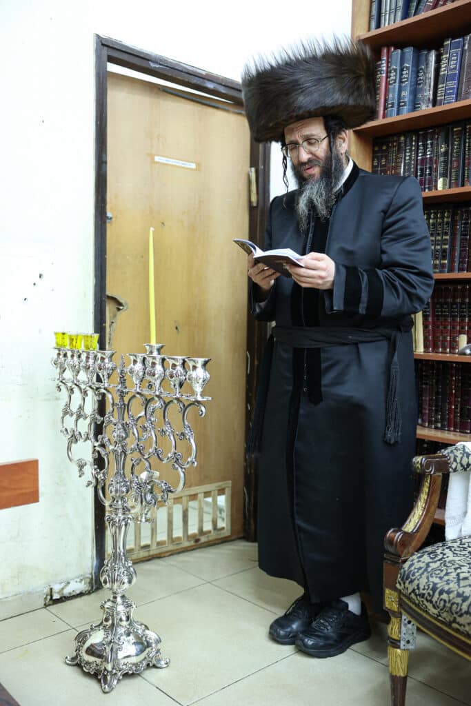 מעמד הדלקת נר חנוכה ושולה"ט בחצר הקודש ספינקא