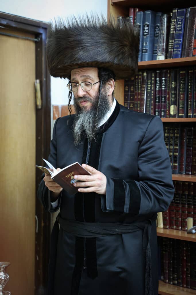 מעמד הדלקת נר חנוכה ושולה"ט בחצר הקודש ספינקא