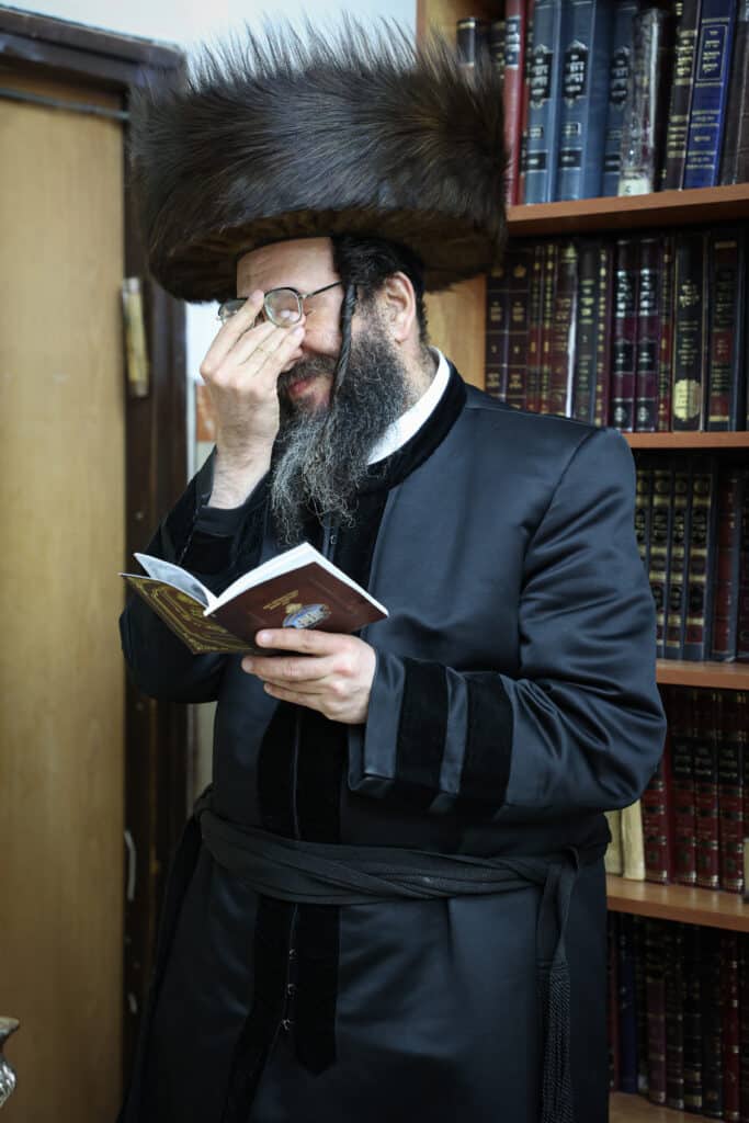 מעמד הדלקת נר חנוכה ושולה"ט בחצר הקודש ספינקא