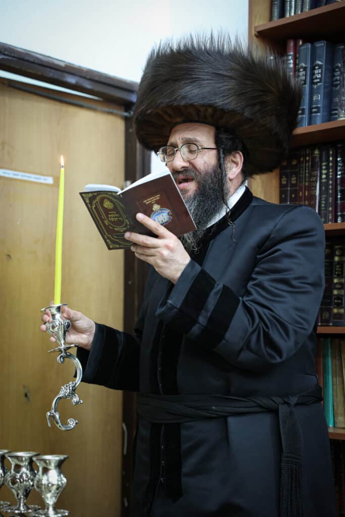 מעמד הדלקת נר חנוכה ושולה"ט בחצר הקודש ספינקא