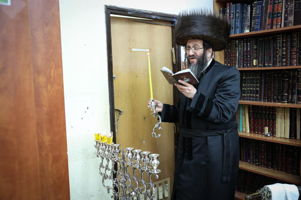 מעמד הדלקת נר חנוכה ושולה"ט בחצר הקודש ספינקא